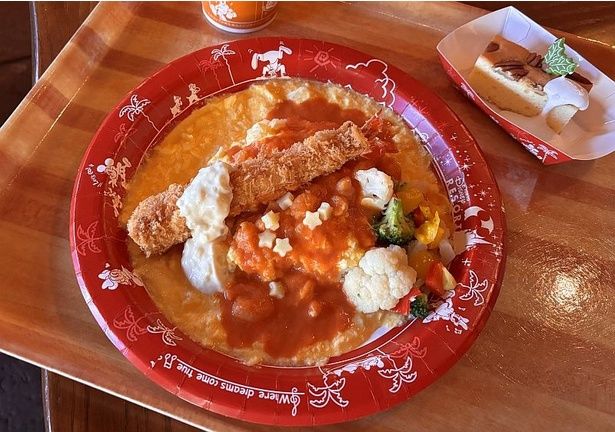 たっぷりのエビトマトクリームソースがポイント