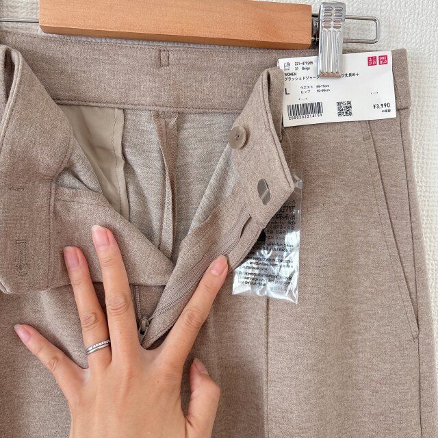 ウエスト部分はファスナーとボタンで着脱するデザイン