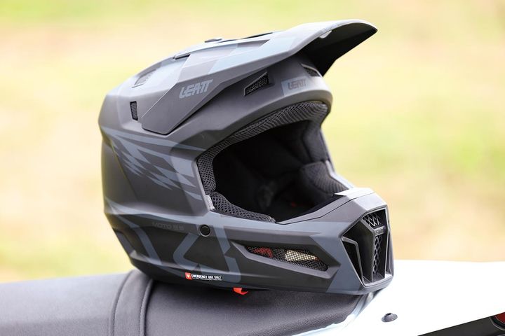 【LEATT MOTO 3.5 ヘルメットキット】Vizion 3.5 ゴーグルがセットになった LEATT MOTO3.5 ヘルメットキット【編集スタッフが本気で試す！みんなのテスト】