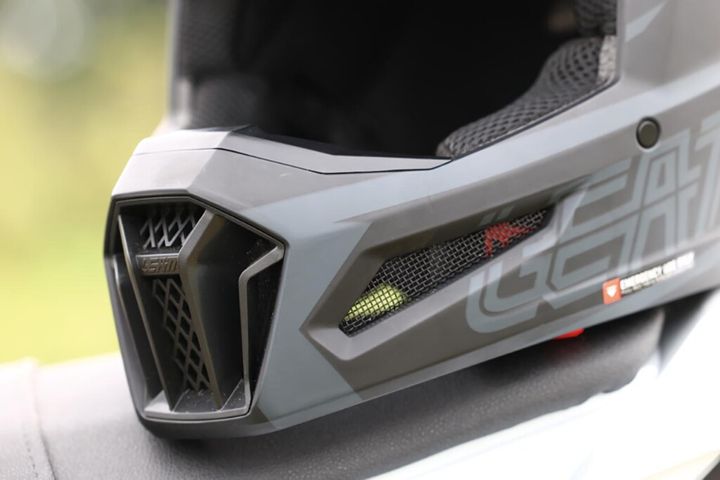 【LEATT MOTO 3.5 ヘルメットキット】Vizion 3.5 ゴーグルがセットになった LEATT MOTO3.5 ヘルメットキット【編集スタッフが本気で試す！みんなのテスト】