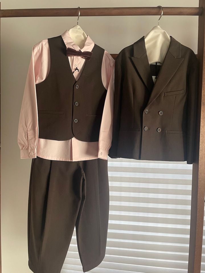 ボウタイ ￥4,590 シャツ ベスト ともに￥5,990 パンツ￥7,590 ジャケット ￥12,990