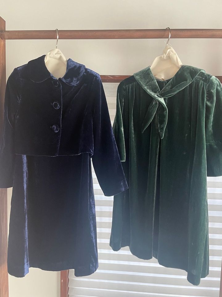 グリーンのワンピース ￥8,590 ネイビーのジャケット￥8,590 中に来た同色同素材の半袖ワンピース ￥5,990