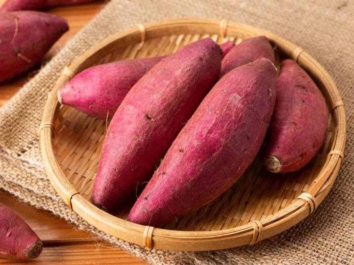 All About ニュース編集部が全国250人を対象に実施した「お土産に関するアンケート」の調査結果から、旅先で買いたい「鹿児島県のお土産」ランキングを発表！ 2位「薩摩芋タルト（山福製菓）」を抑えた1位は？