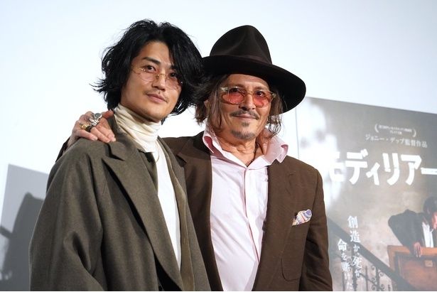 【写真を見る】花束を持って登場した赤西仁。ジョニー・デップとの会食予定を明かす！