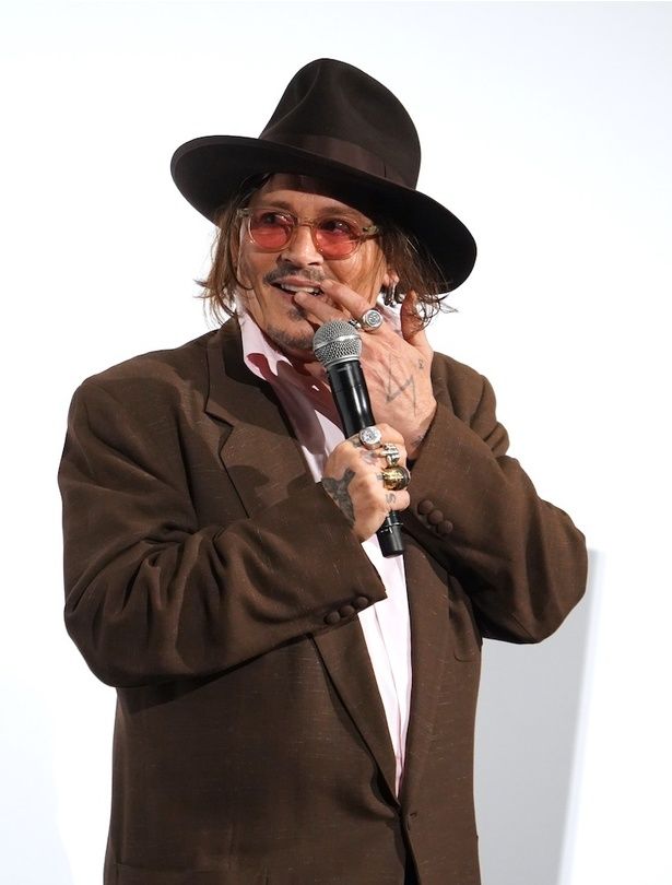 照れる仕草を見せるデップ