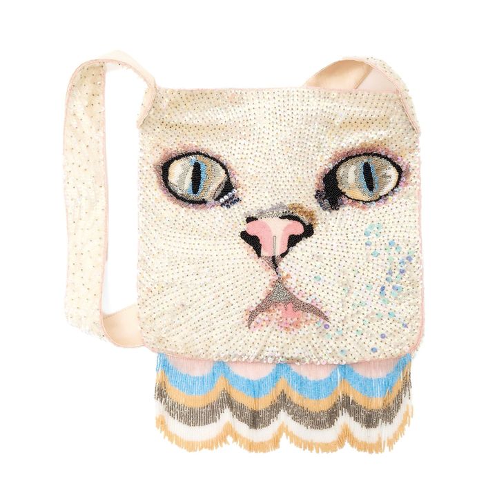動くたびにしなやかに揺れるフリンジに視線集中。ユーモアたっぷりの猫モチーフのバッグ 本体 H31cm ￥792,000／VALENTINO GARAVANI