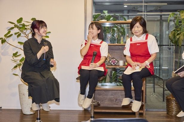 阿部暁子さん（写真左）と、ベアーズの家事代行の現場で働く丸子美奈子さん（写真右）と阿久津美和子さん（写真中央）