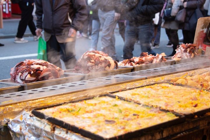 たこ焼きを売る屋台(日本、神奈川県、新年、初詣）