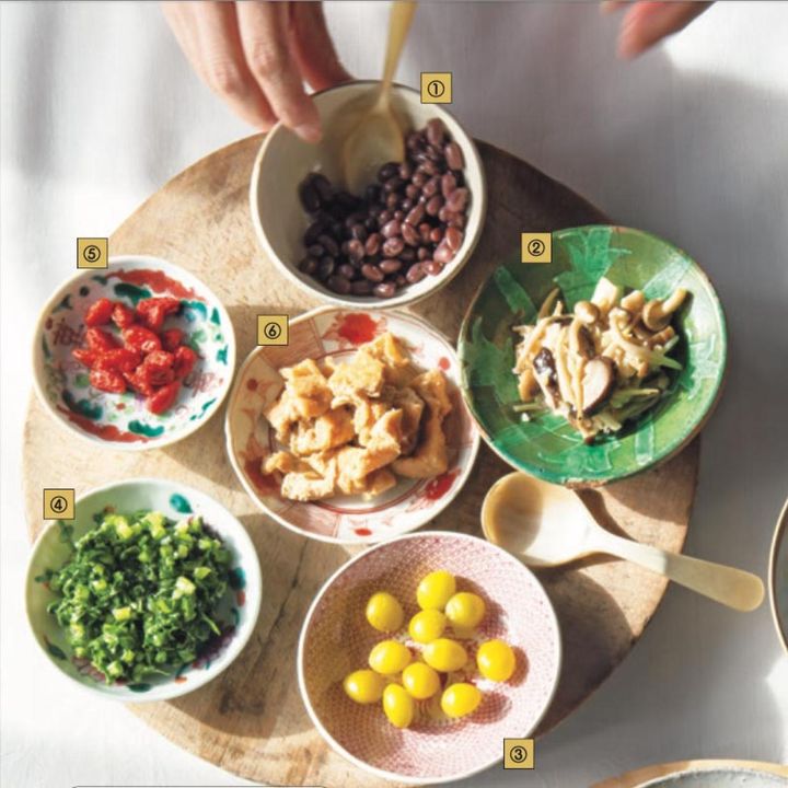 ①塩ゆで小豆、②きのこの塩麹炒め、③焼きぎんなん、④青菜の塩麹もみ、⑤クコの実、⑥油揚げの甘酒炊き。おともは何種類でもよいので、お好みのものを作って。