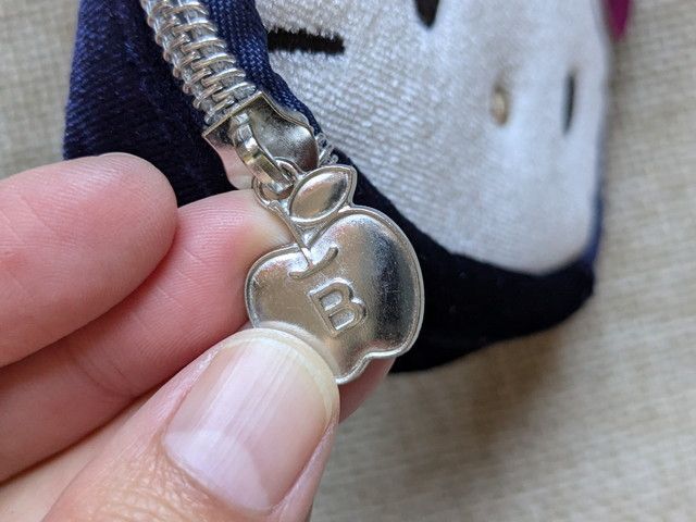 ハローキティズボラに優しいミニコスメポーチりんごのファスナー