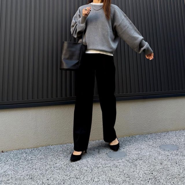 グレーのスムースコットンクルーネックセーターを着たコーデ