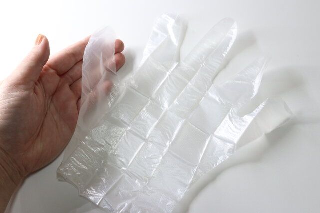 持ち運びやすいポリエチレン手袋 50枚入り サイズ感