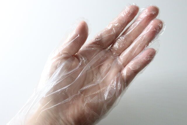 持ち運びやすいポリエチレン手袋 50枚入り 装着