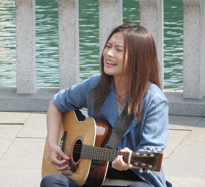 YUIさん（2011年9月撮影、時事）