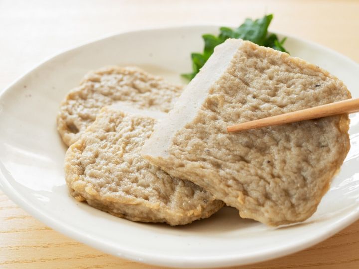 All About ニュース編集部が全国250人を対象に実施した旅先で買いたいお土産に関するアンケートの調査結果から、旅先で買いたい「愛媛県のお土産」ランキングを発表！ 2位「宇和島じゃこ天（安岡蒲鉾）」を抑えた1位は？