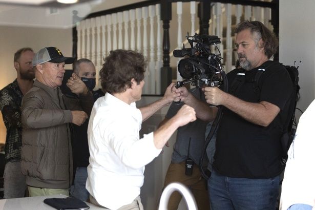 【写真を見る】『殺し屋のプロット』特別映像ではキートンの監督、主演、製作を兼任した苦労についても明かされている [c] 2023 HIDDEN HILL LLC. ALL RIGHTS RESERVED.