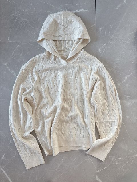白のウォッシャブルニットケーブルパーカー
