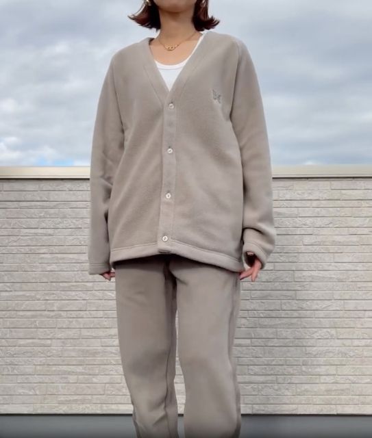 ベージュのフリースオーバーサイズカーディガンとフリースワイドパンツを着たコーデ