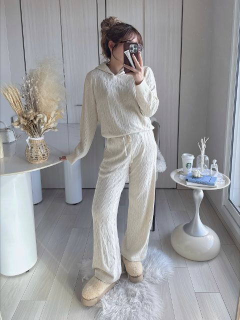 白のウォッシャブルニットケーブルパーカーとウォッシャブルニットケーブルパンツを着たコーデ