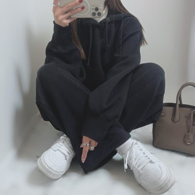 ヘビーウェイトスウェットパーカとヘビーウェイトスウェットワイドストレートパンツを着たコーデ