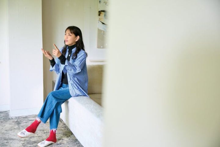 靴下¥1,100／タビオ、ネックレス¥32,560／バルブス（ズットホリック）