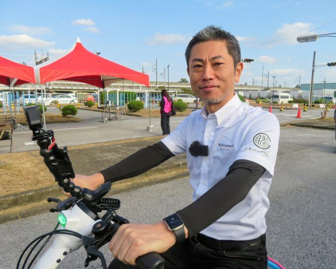 小型電動モビリティを試乗する勝又自動車株式会社 勝又隆一 代表取締役社長