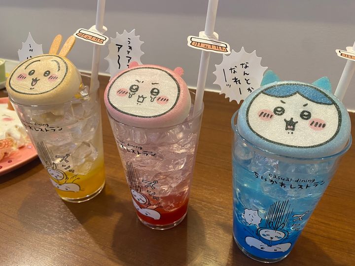 なんか大きい討伐成功！クリームソーダ 各1,320円（税込）