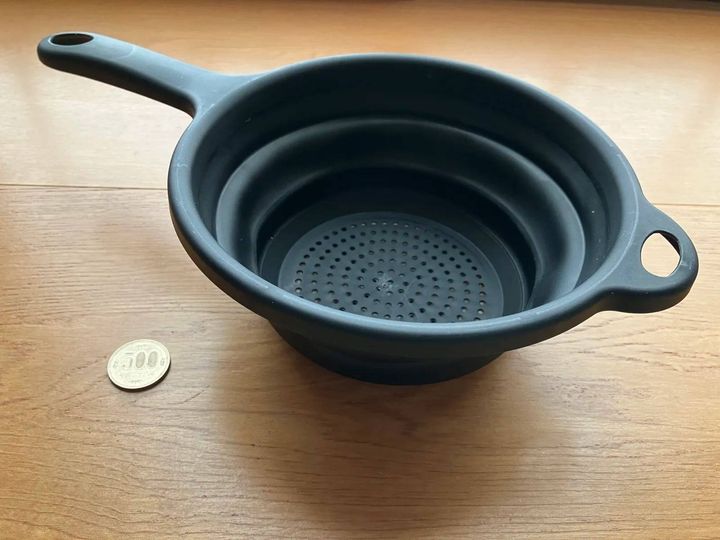 DAISO(ダイソー)：折りたためるザル(持ち手つき、直径19.5cm)