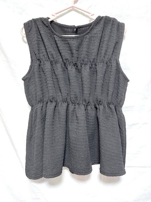 しまむら「シャーリングノースリーブブラウス」