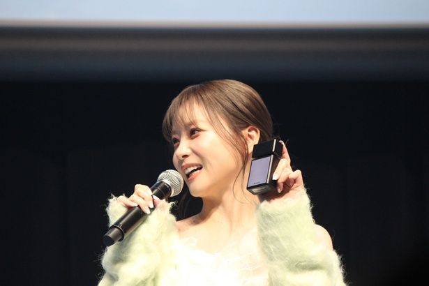 「ANGEL CLUB」の香水を手に笑顔で話す重盛さと美さん