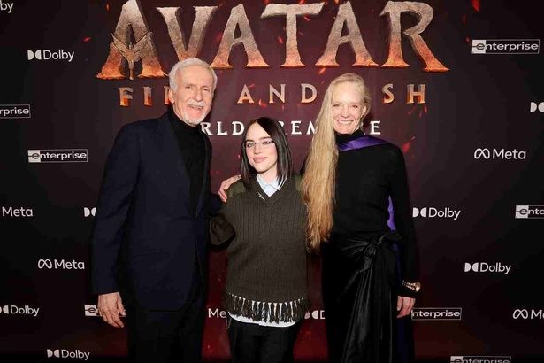 【写真を見る】スクールライクなファッションでプレミアイベントに登場したビリー・アイリッシュと、キャメロン監督夫妻 [c]2025 20th Century Studios. All Rights Reserved.