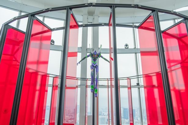 初号機の巨大フィギュアが鎮座するエントランス