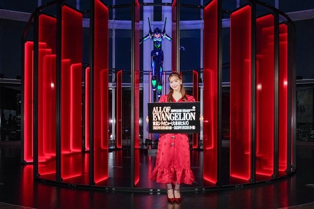 アスカをイメージして赤いドレスで登場した、藤田ニコルさん。シンジの「逃げちゃだめだ」というセリフに対し、「私も逃げちゃだめだ」と思うこともあったと振り返った 【提供画像】 (c)カラー／Project Eva. (c)カラー／EVA製作委員会 (c)カラー