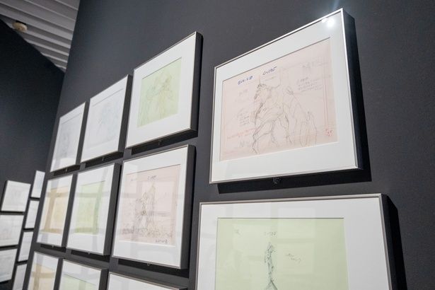 原画やレイアウトなどの手描きの制作資料の数々。ダイナミックな筆致から、クリエイターの熱い思いが伝わってくる