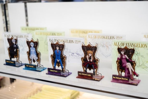 箔押しアクリルスタンド(手前・各1980円)と箔押しアクリルブロック(奥・各4400円)