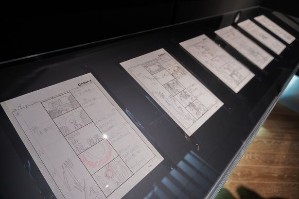 第壱話「使徒、襲来」画コンテなどと一緒に、葛城ミサトのナレーションが巧みに組み合わさった各話の予告映像を投影