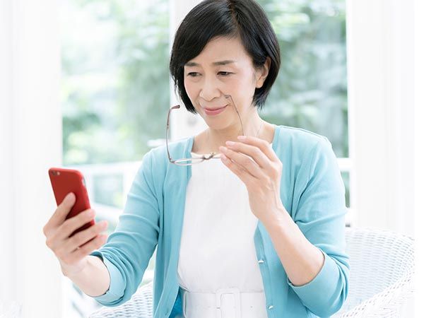 「なんとなく見えづらい」は老眼だけのせいじゃない？
