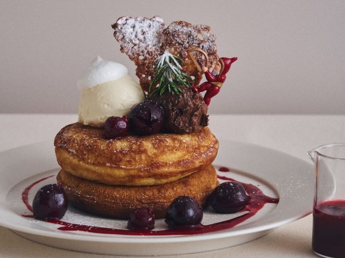 カフェ＆ブックス ビブリオテーク チェリーとショコラムースのフォレノワールパンケーキ グリオットチェリーソース