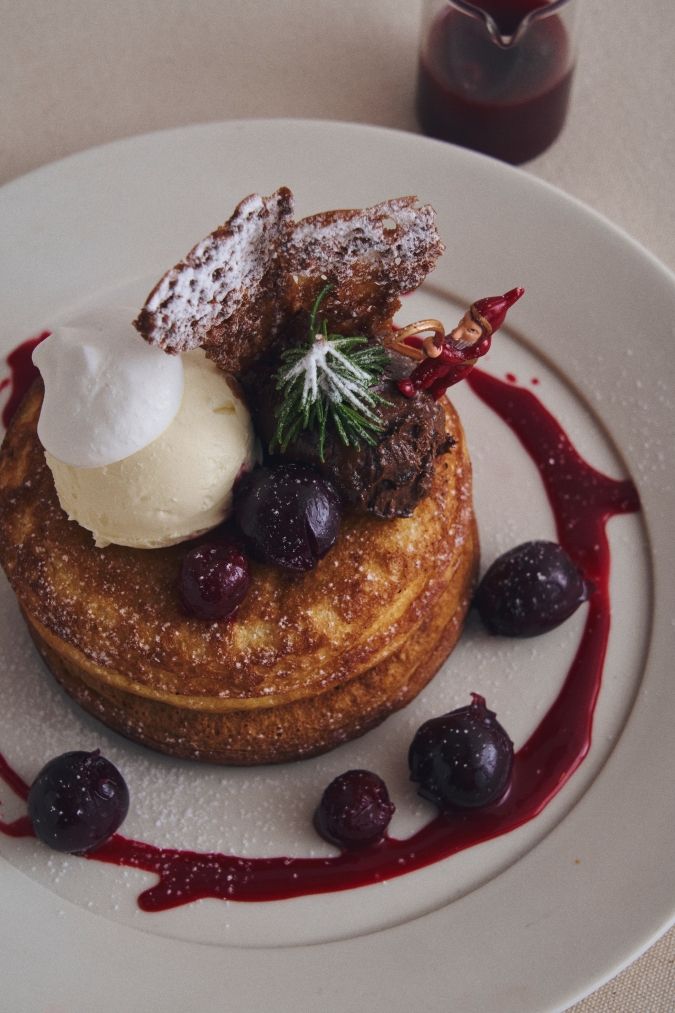 カフェ＆ブックス ビブリオテーク チェリーとショコラムースのフォレノワールパンケーキ グリオットチェリーソース