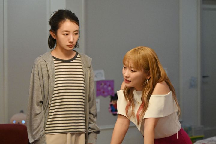 お受験のための“禁断の契約”の行く末は…波瑠・川栄李奈演じるドラマ『フェイクマミー』