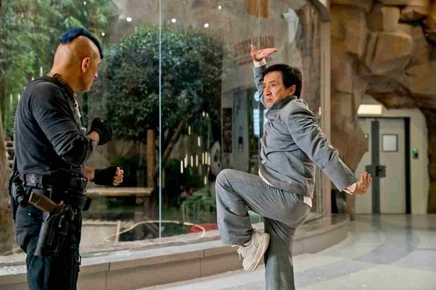 犯罪組織を前にカンフーアクションを決めるシーンも [c] 2024 Emei Film Group Co., Ltd. Tianjin Maoyan Weying Cultural Media Co., Ltd. Longdongdong Pictures (Haikou) Co., Ltd.Ya' An Cultural Tourism Group Co, Ltd Aijia Film Industry Beijing Cheer Entertainment