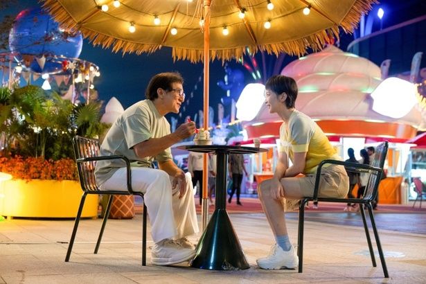 献身的なパンダの飼育員スー(シー・ツェ)に優しく語りかけるジャッキー・チェン [c] 2024 Emei Film Group Co., Ltd. Tianjin Maoyan Weying Cultural Media Co., Ltd. Longdongdong Pictures (Haikou) Co., Ltd.Ya' An Cultural Tourism Group Co, Ltd Aijia Film Industry Beijing Cheer Entertainment