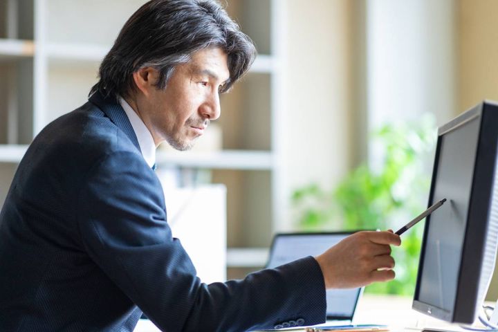 モニターを確認する人