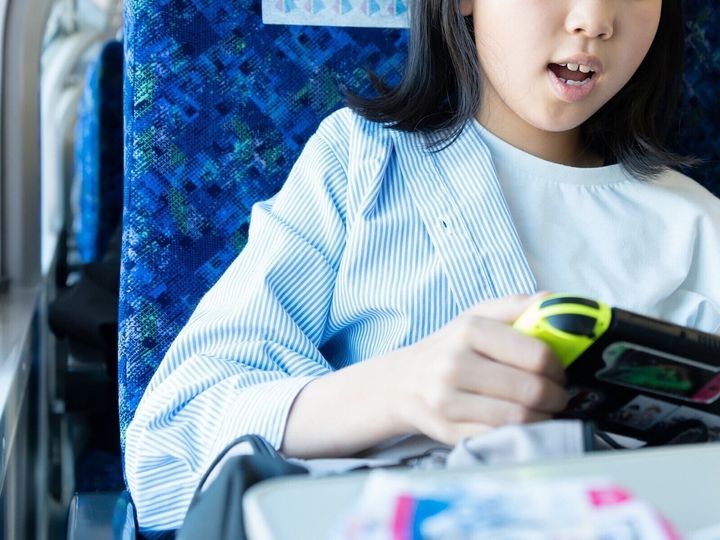 電車内で見かける親子連れ。それぞれに家庭の事情があるだろうが、ときには子どもたちのギョッとするふるまいを目にすることもある。狭い車内では、保護者が周囲へ配慮することも必要なマナーなのではないだろうか。※サムネイル画像：PIXTA