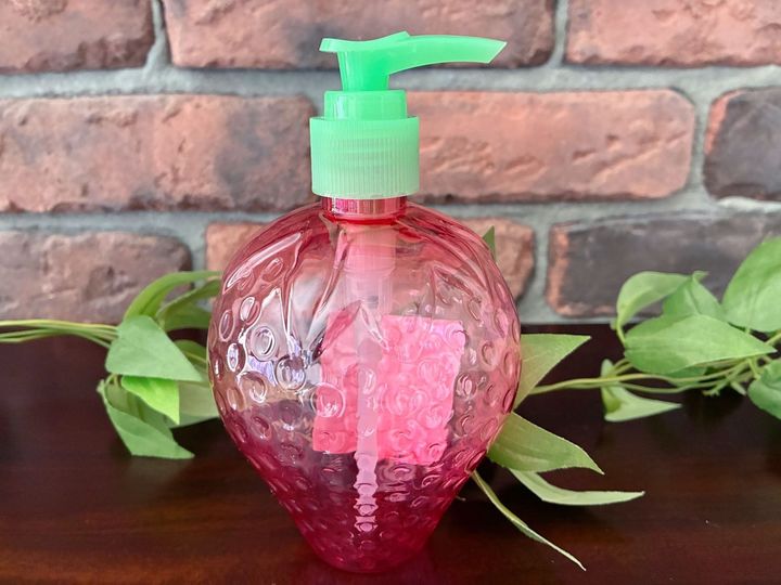 【セリア】透明ピンクのソープディスペンサーいちごボトルが可愛い