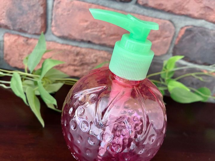 【セリア】透明ピンクのソープディスペンサーいちごボトルが可愛い