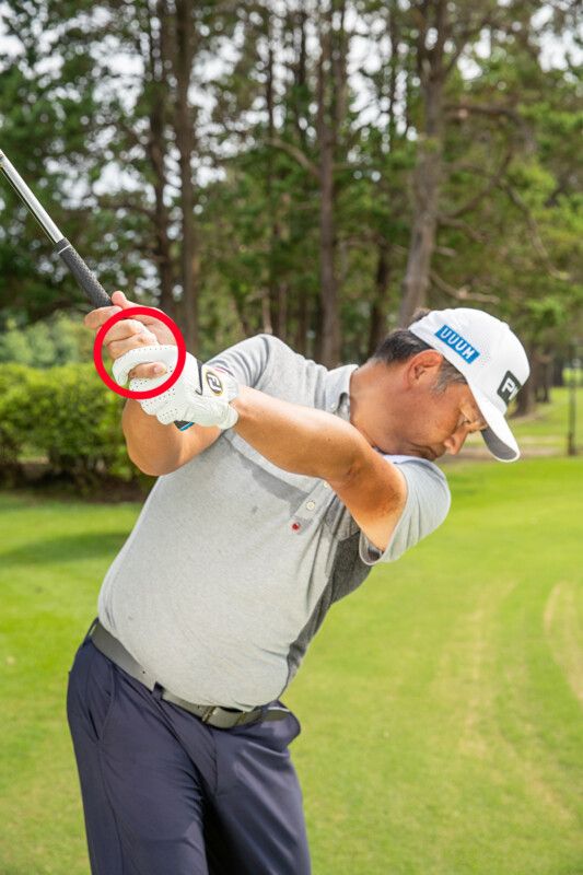 ミスショットを防ぐ素振りはどっち？本番と同じスピードや力感で振る