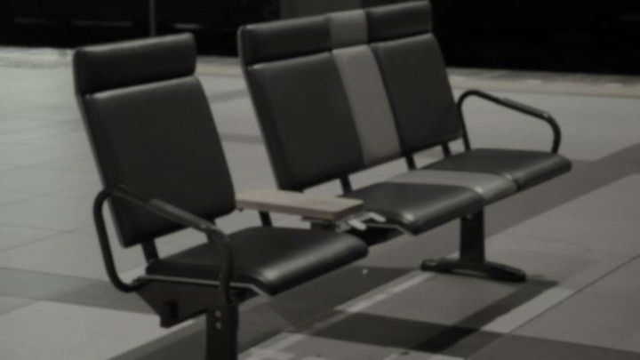 駅のホームで...（画像はphotoACより）