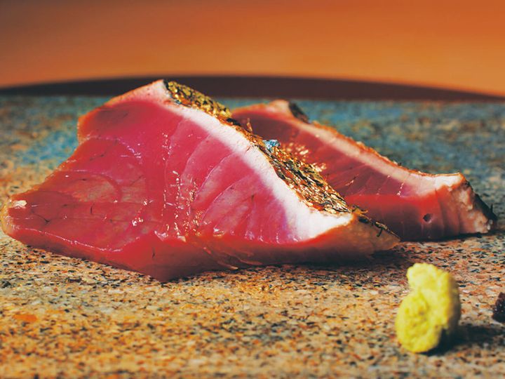 東銀座『銀座 別邸花山』の最初に小麦で香りをつけ、最後に稲の藁で炙った御前崎産の鰹