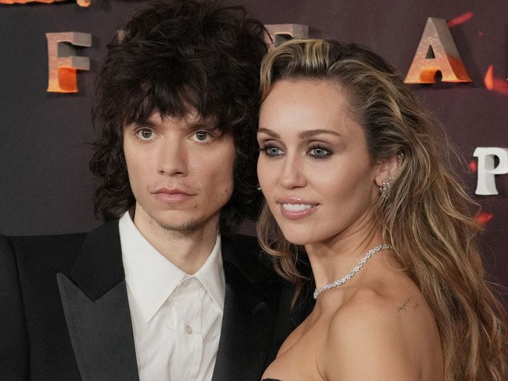 マイリー・サイラスが6歳年下のドラマー恋人と婚約！ （C）Zeta Image width=